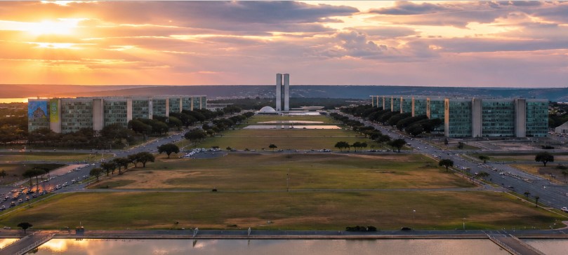 Brasília — vista do Eixo Monumental ao entardecer